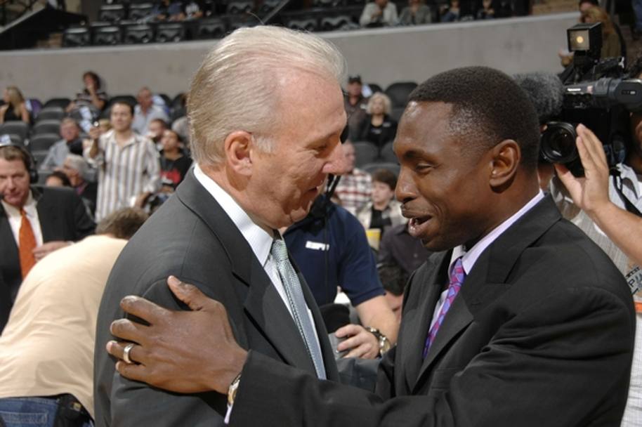 24 novembre 2006: Pop abbraccia Avery Johnson, diventato coach di Dallas. Nel 1999 Johnson era il play dei primi Spurs da titolo di Pop